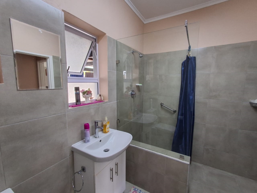 To Let 3 Bedroom Property for Rent in Churchill Estate Western Cape